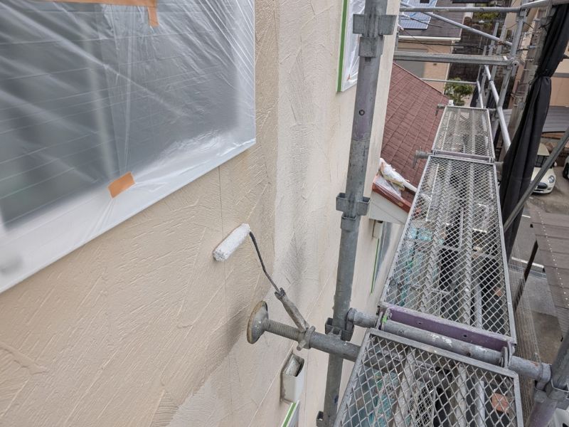 【筑西市】外壁下塗り・上塗り、屋根中塗りを行いました｜塗装工事の様子をご紹介